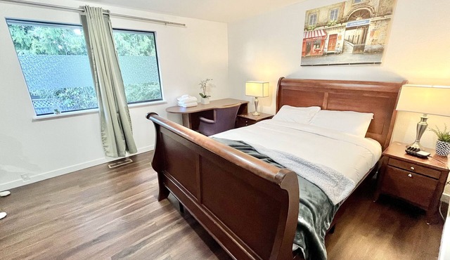 Spacious Master; Private Bathroom; Walk 2 Bus; AC
