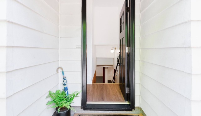 Spacious Mid-Century Apartment in Woodstock