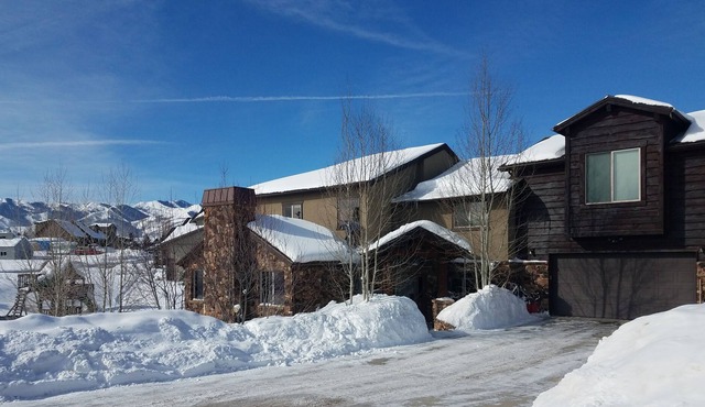 Spacious Park City 3Bd 3.5Bth sleeps 10+ Minutes to Ski Resorts, Bus Route, Spa