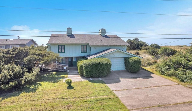 Spacious Pet Friendly Oceanfront Home with Fenced Yard, Large Deck, Beach Access