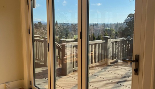 Spectacular 5-bedroom house in Seattle w/ WiFi, new furnishings and lake views