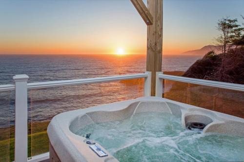 Starfish by OceanviewHotTubs Oceanfront Tesla chrging Shelter Cove Oceanfront
