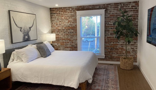 Stay & Play! Winery Loft #1 in Historic Downtown Carlton
