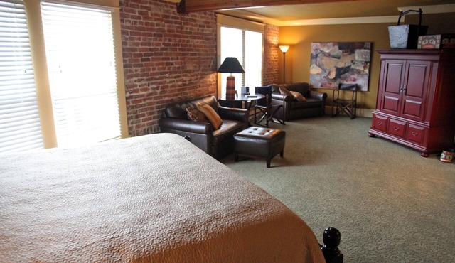 Stay & Play Winery Loft #3 in Historic Downtown Carlton