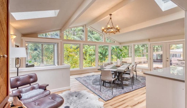 Stay Portland - Sandy Riverfront Mt Hood Cabin! 9 Queen Beds!