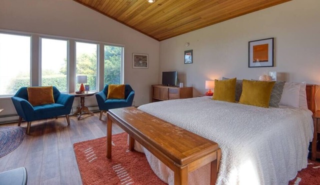#StayinMyDistrict Cape Arago Ocean Studio Suite