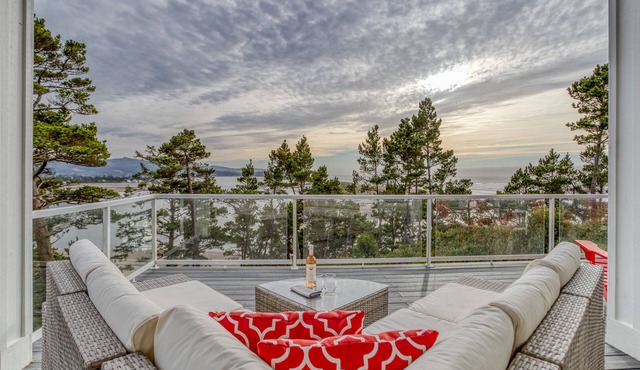 Stellar Ocean and Bay Views, Chef’s Kitchen, Hot Tub and 4 Luxurious Bedrooms!