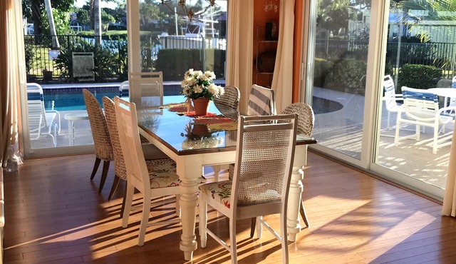 Stuart Waterfront Tropical Paradise heated pool. Close to beaches and downtown.