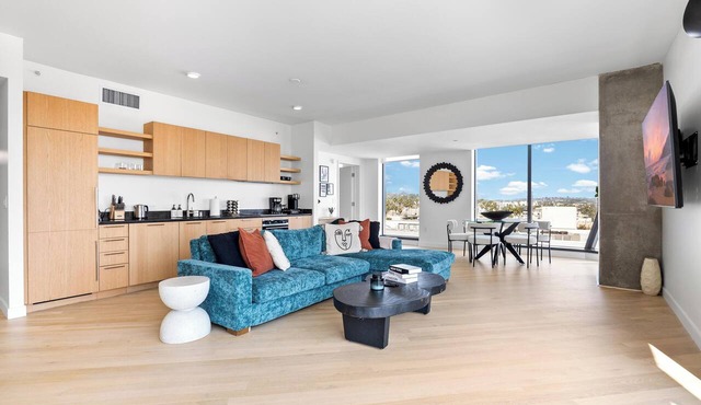 Stunning Hollywood Views: 2BR Steps from Walk of Fame + Rooftop