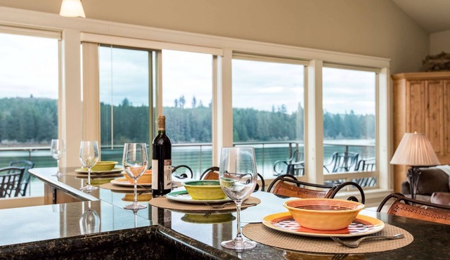 Stunning Lake Front Home-Private Dock-Pet Friendly-Close to Downtown Florence & Dunes