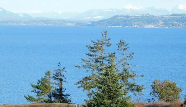 Stunning Saratoga Passage View!