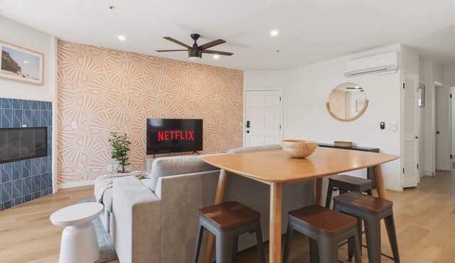 Stylish 2BD Peek-a-boo Ocean View High-End Stay