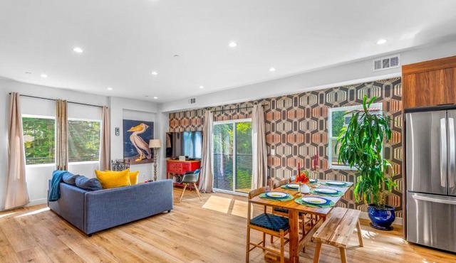 Stylish Sherman Oaks Townhouse 3bed + 3.5bath All Master Suites