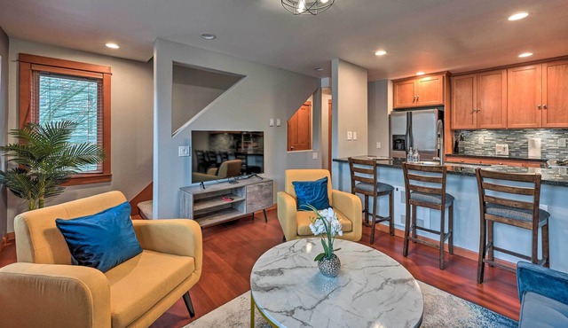 Stylish Townhome ~ 6 Miles to Downtown Seattle!