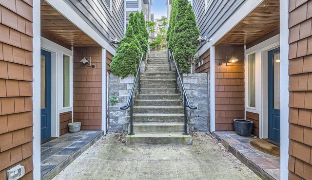 Stylish Urban Townhome with Inspiring Eastern View