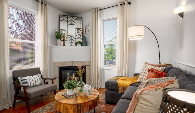 Suite Magnolia. Steps to Downtown & Breweries. Modern 2 bedroom apt w/fireplace.