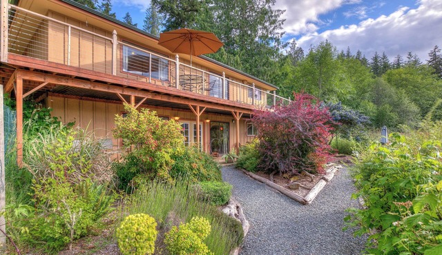 SUMMER SALE! Cedar Field House on 2 Acres - horseshoes, Volleyball, Fire pit