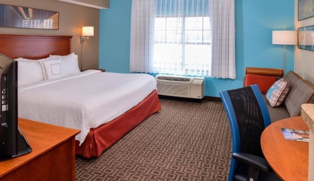 Summer Travel Getaway! 2 Comfortable Units! With Outdoor Pool, Pets Allowed!