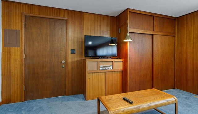 Sunflower Studio - 7 Minutes To Uo & 4 Minutes To Downtown 1 Bedroom Studio