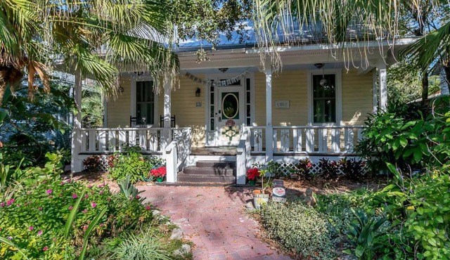 Sunny Side Cottage - near downtown w garden