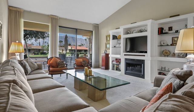 Sunrise Country Club with Spectacular Mountain, Golf Course and Sunset Views!