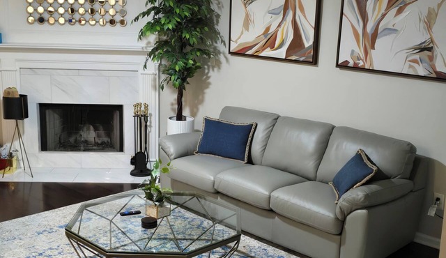 Super Clean Comfortable Townhome -Sleeps 6-Home Away From Home!