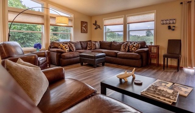 Tenmile Retreat - on water, pet friendly, parking