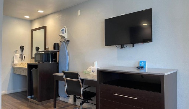 The Bridgepark Inn & Suites