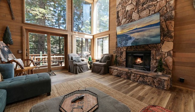 The Circle Moon - 1 mi to Bear Mtn/Game Room+Spa!