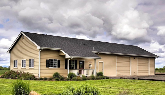 The Farm House on Mount Tom, Enjoy the Oregon countryside just north of Eugene