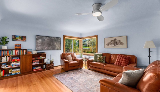 The Goldfinch West Olympia 3BR, single level, close to town, yard, dog friendly