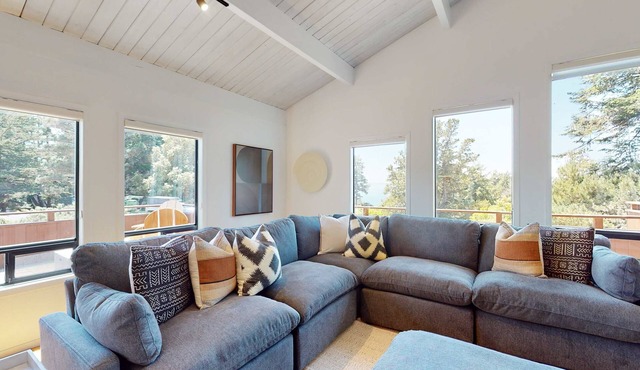 The Great Escape - Luxe Sea Ranch home with hot tub, ocean view & yoga space