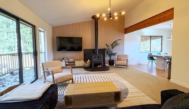 The Hoodhaus Modern Secluded Forest Stay w Hot Tub