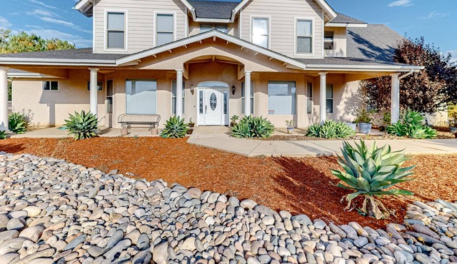 The House of Views | Spacious home in Alpine with mountain views and gas grill