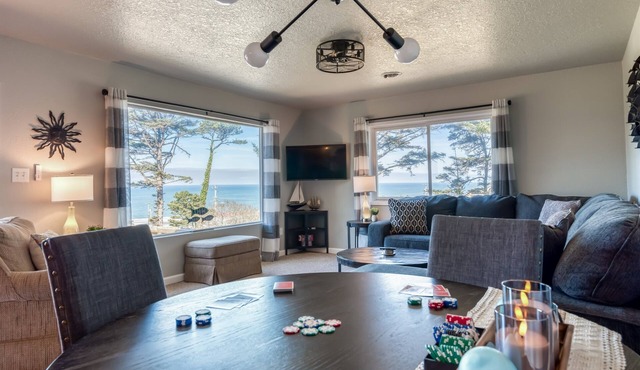 The Pacific Lookout Sleeps 6, Hot Tub, Pet Friendly, Ocean View, EV Charger