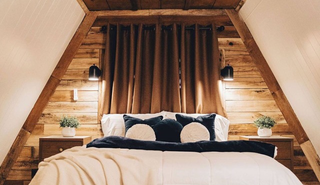 The Rustic Triangle A-Frame with Hot Tub in Perrysville
