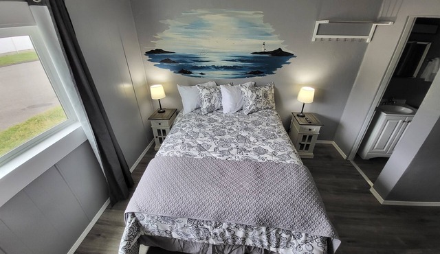 The Shoreline Inn & Suites - Oceanview - across from ocean, beach, & Battle Rock