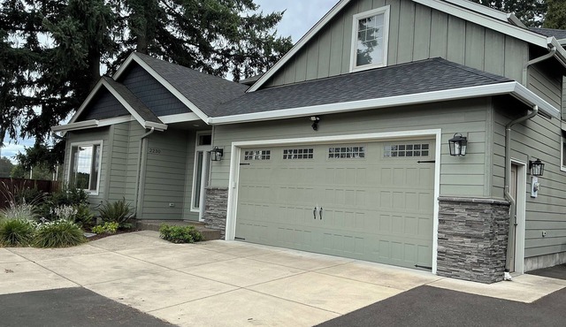 The Track House - 4BR Near UO, Autzen & Hayward, Peaceful & Spacious