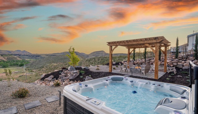 The Watchman+ by AvantStay | 20 Min to Zion | Hot Tub + View