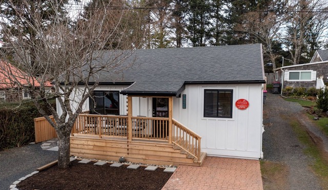 The Whale’s Song Cottage w/Private Backyard Oasis - Walk to Beach & Downtown