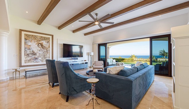 TheNest. Oceanview condo with access to infinity pool and jacuzzi
