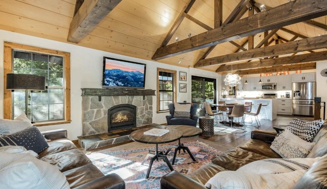 Timber Grove at Tahoe Park - Gorgeous 4BR Cabin - Tahoe Park HOA, Pets OK, Near Skiing
