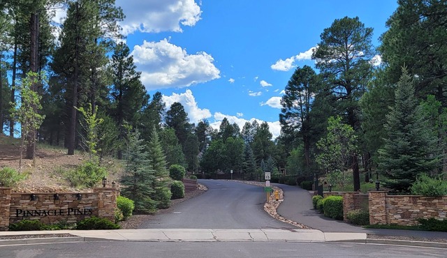 Townhome in the Pines-Quiet Cul-de-sac-A/C-W&D-Fireplace-Close to NAU & Trails