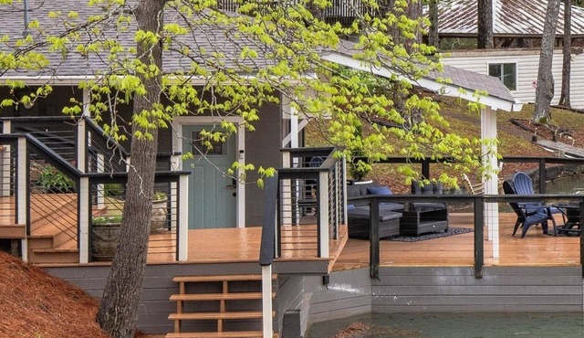 Tranquil Lakefront Cottage with private dock