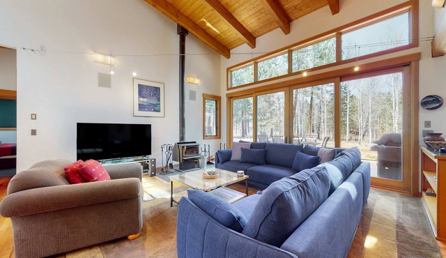 Tree-lined home with private hot tub, resort pools, hot tubs, & gym