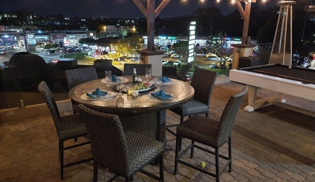 Trendy-unique 1 br guesthouse with a fantastic view. Detached and private.