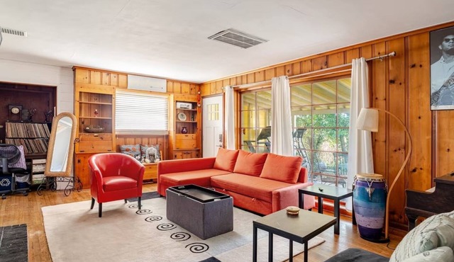 True Seattle, Mt Baker neighborhood Home 5 beds and 5 TVs