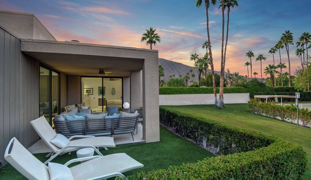 Twin Palms Retreat - NEW LISTING! - 2-bedroom house, spectacular mountain views!