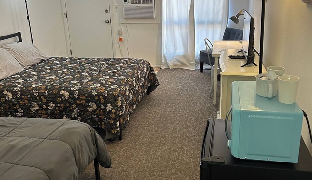 Two Queen bed remodeled studio with fast WiFi in Fillmore