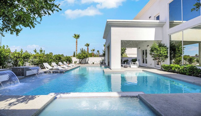 Ultra Luxe & Modern Loft Villa - 15 Mins to Strip
